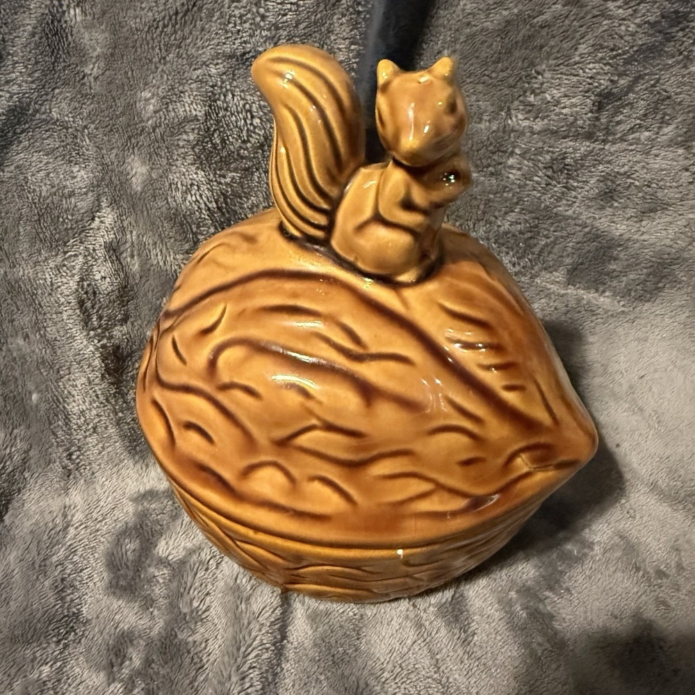 Vintage squirrel and nut covered bowl made in Taiwan